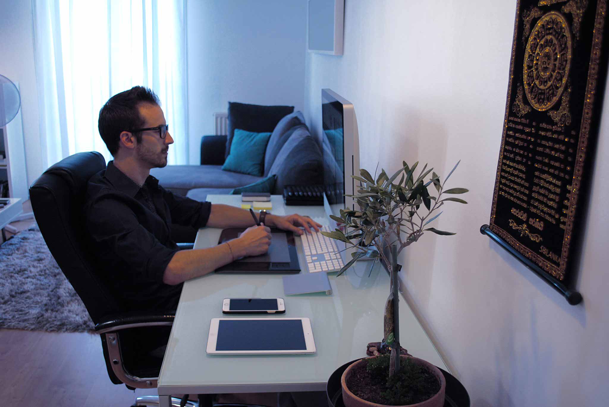 David Delhaye, graphiste, imac, iphone, ipad, tablette, téléphone, bloc notes, agenda, wacom, lunettes, café, livres