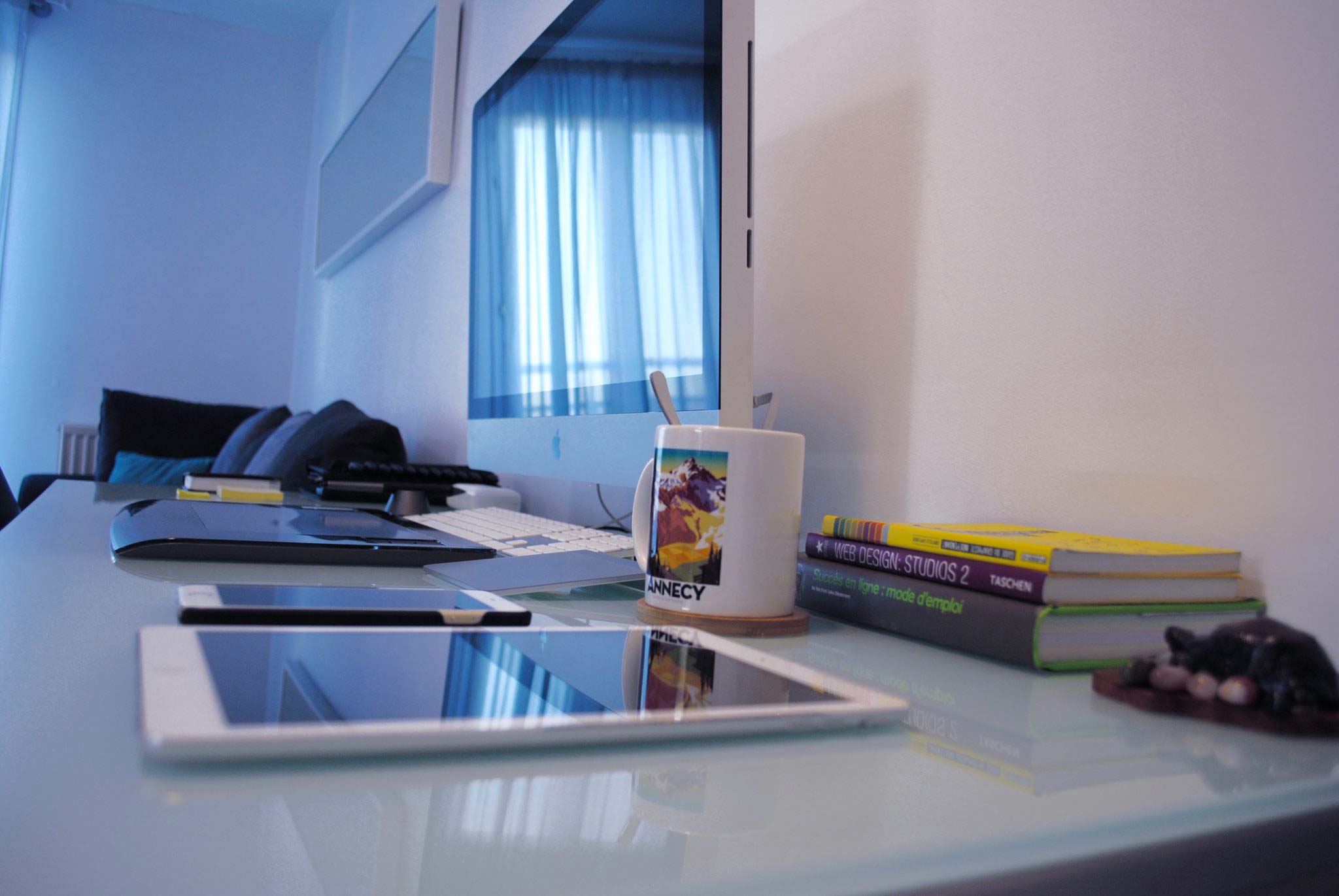 David Delhaye, graphiste, imac, iphone, ipad, tablette, téléphone, bloc notes, agenda, wacom, lunettes, café, livres